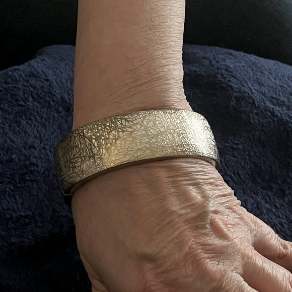 Oval cuff bracelet OSFM silver tone with hints of gold etching m - Picture 3 of 3